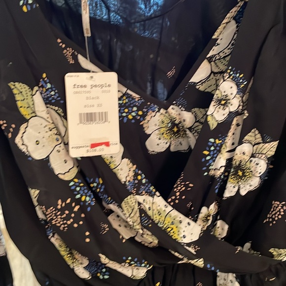 Free people, newest tags, black and white flowered blouse, size extra small - Picture 2 of 8